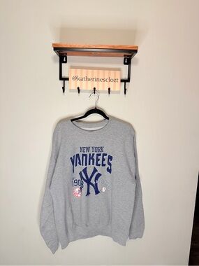 New York Yankees Gray Crewneck Sweatshirt - Blue Logo